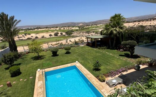 Magnifique villa de trois chambresAvec piscine et grand espace jardin avec une belle vue golf  et mer